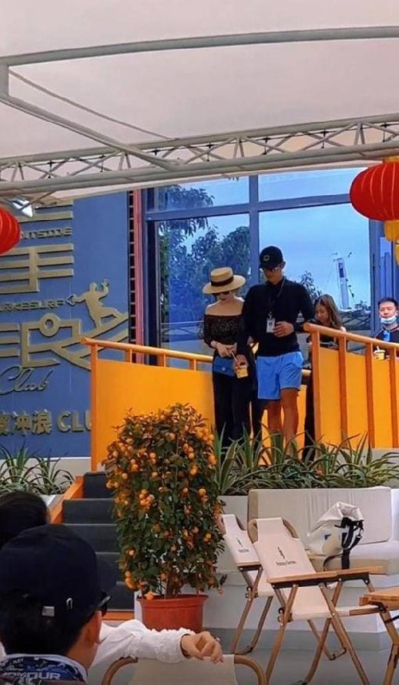 霍思燕回三亚酒店被拍，生图下体型仍圆润，全程黏着杜江像小女生小姐姐-美文