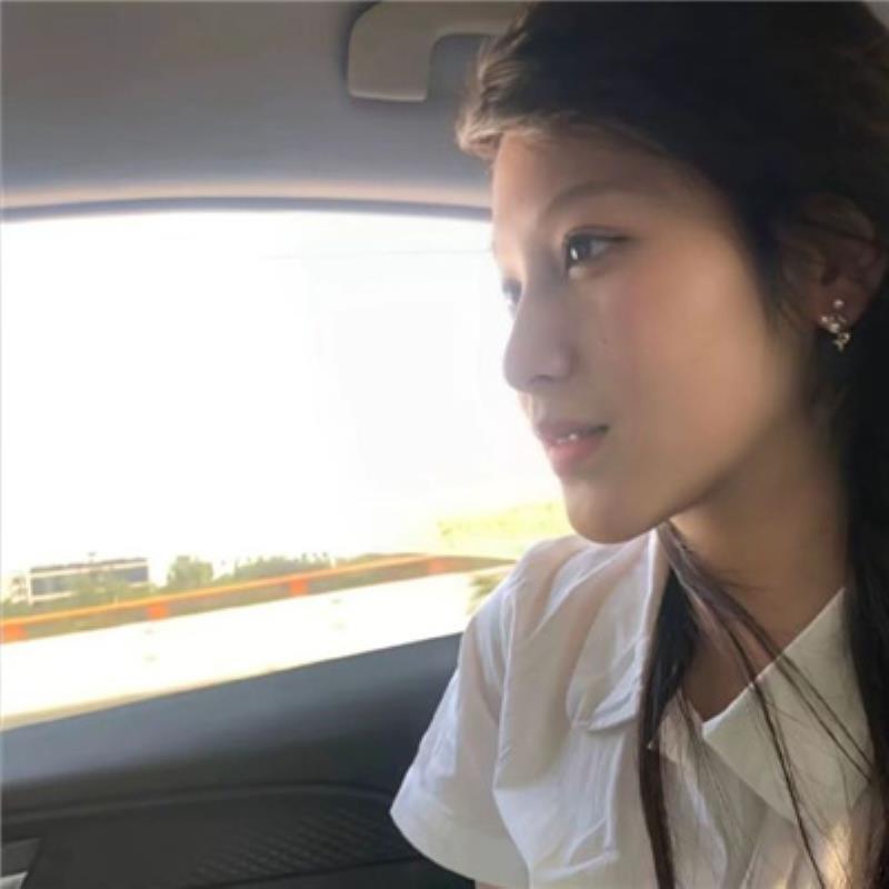 上海陪玩伴游主播网红謇春儿小姐姐-美文